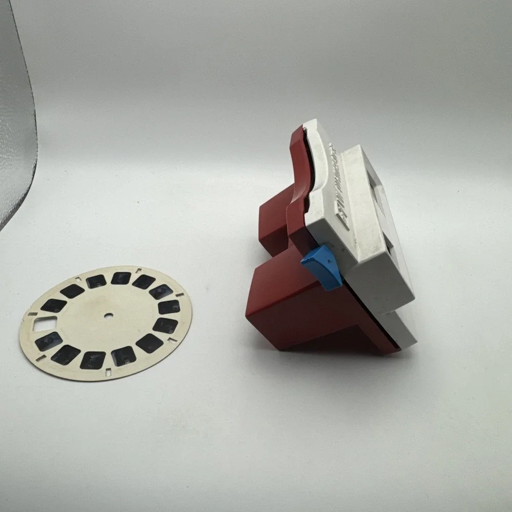 VINTAGE VIEW-MASTER - Vintage Red & White with Blue Lever - GAF - 3-D Viewer